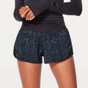 Lululemon hotty hot navy blue/black pattern shorts size 4